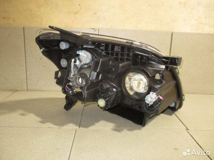 Фара левая Toyota Avensis 2 (T250)