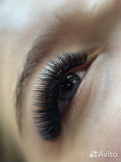 Наращивание ресниц и ламинирование бровей