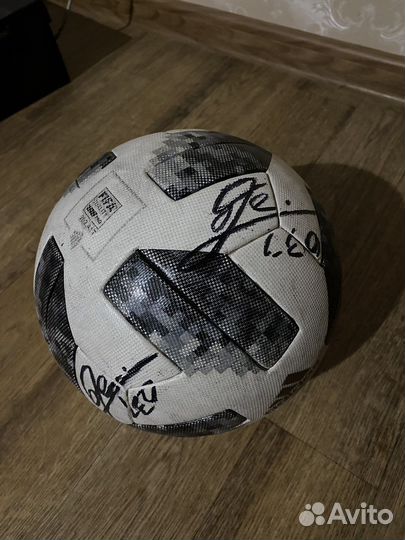 Футбольный мяч telstar с автографом Месси