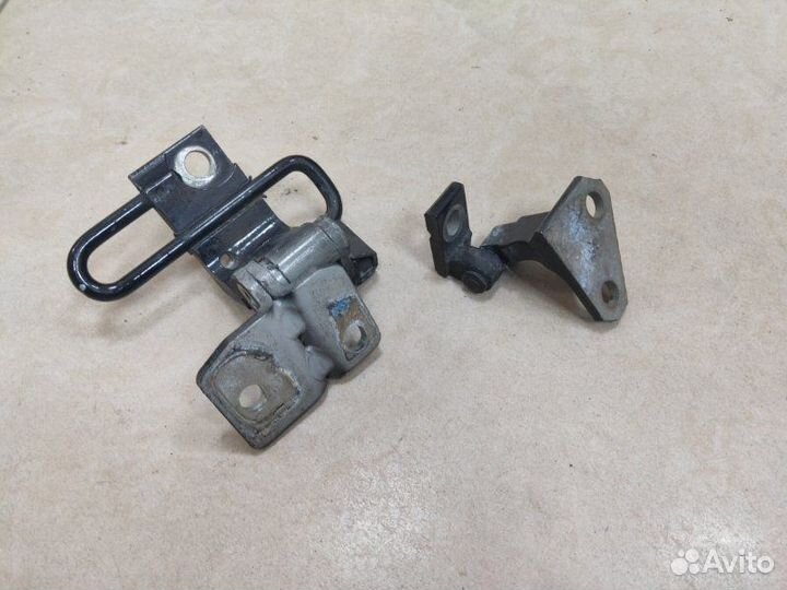 Петля двери передняя правая Volkswagen Passat B6