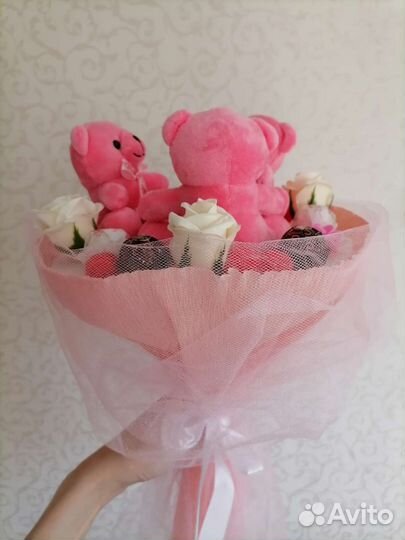 Букет из мишек, конфет и мыльных роз