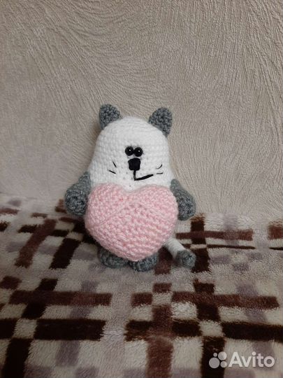 Вязаные игрушки. Кот валентинка амигуруми