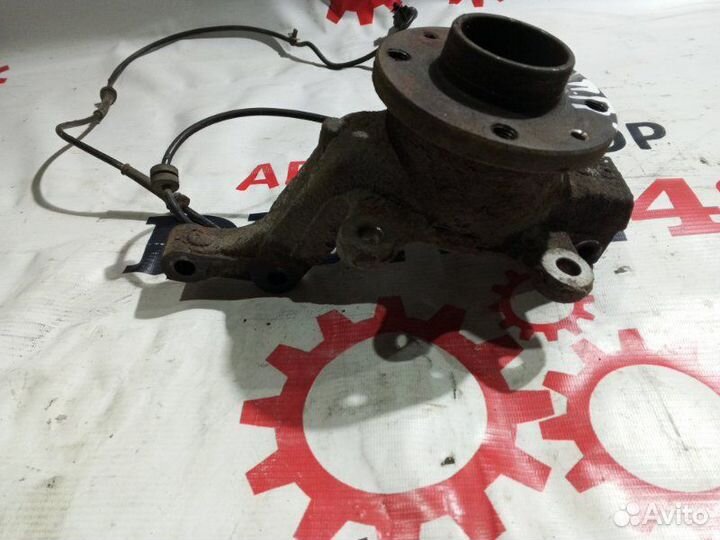 Кулак поворотный со ступицей передний правый