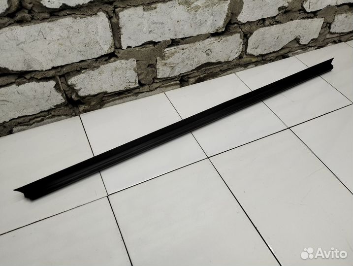 Уплотнитель стекла (внутри) переднего левого Grand Cherokee WK2