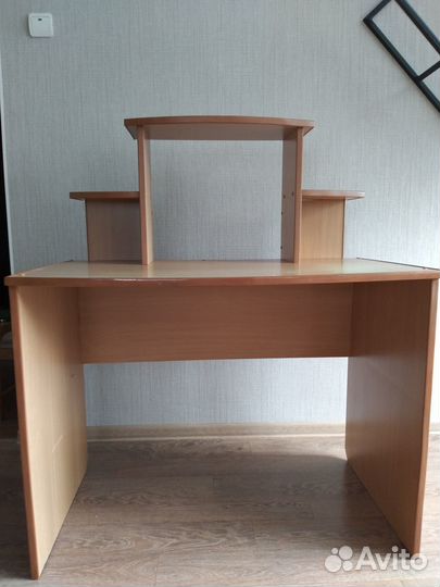 Продам компьютерный стол б/у
