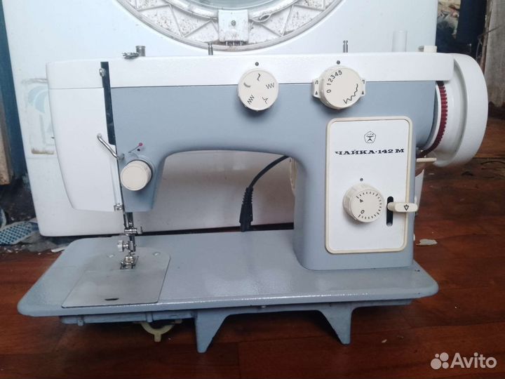 Швейная машина Чайка 142м