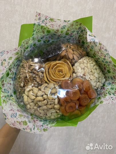 Букет из орехов и сухофруктов