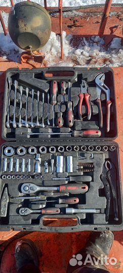 Набор инструментов для авто в чемодане