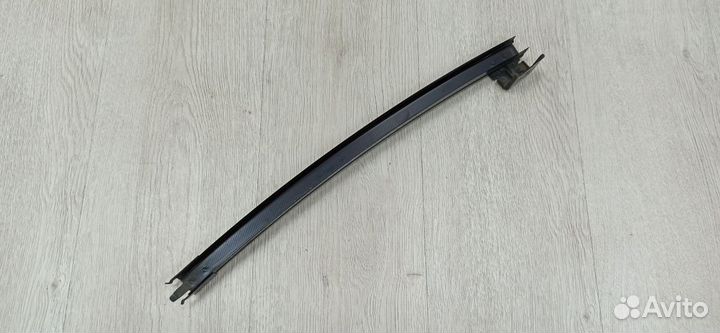 Направляющая стекла Nissan pathfinder R51 Лев