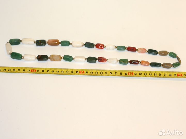 Ожерелье из переливта, сардоникса, фуксита, белого