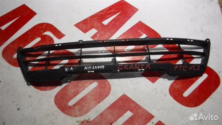Решетка в бампер центральная VAZ LADA Granta 2011