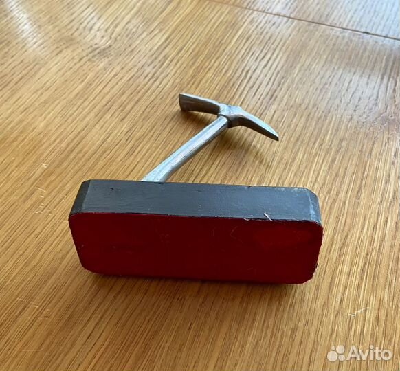 Сувенир «Кирка» на деревянной подставке