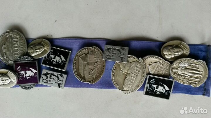 Есенин С.А. Барельефы и значки