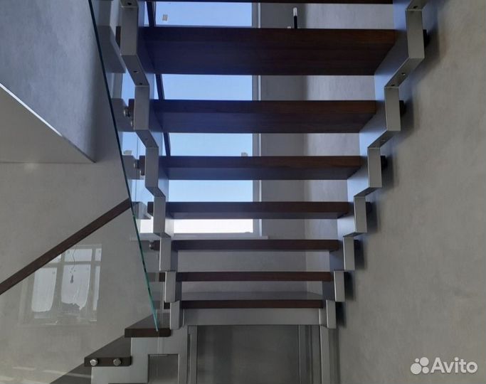 Лестница на металлическом каркасе