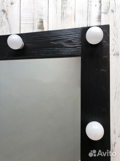 Гримерное зеркало с лампочками