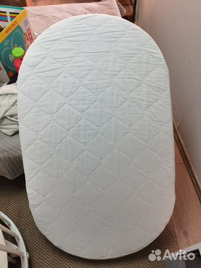 Детская кроватка с маятником