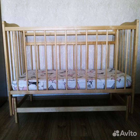 Детская кроватка с поперечным маятником