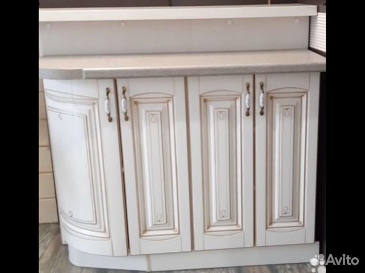 Стол – остров в классическом стиле