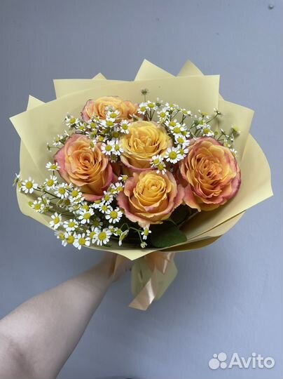 Букет из роз и ромашек