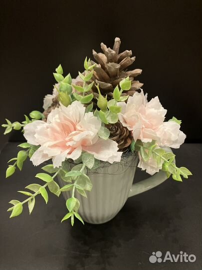 Композиция в керамической кружке