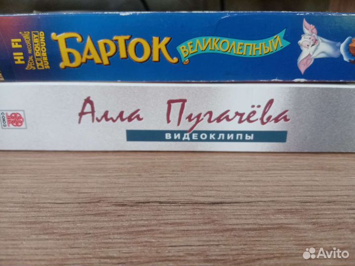 Видеокассеты с фильмами, мультфильмами