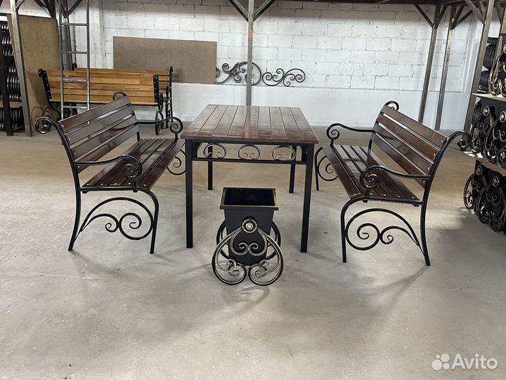 Стол и скамейки