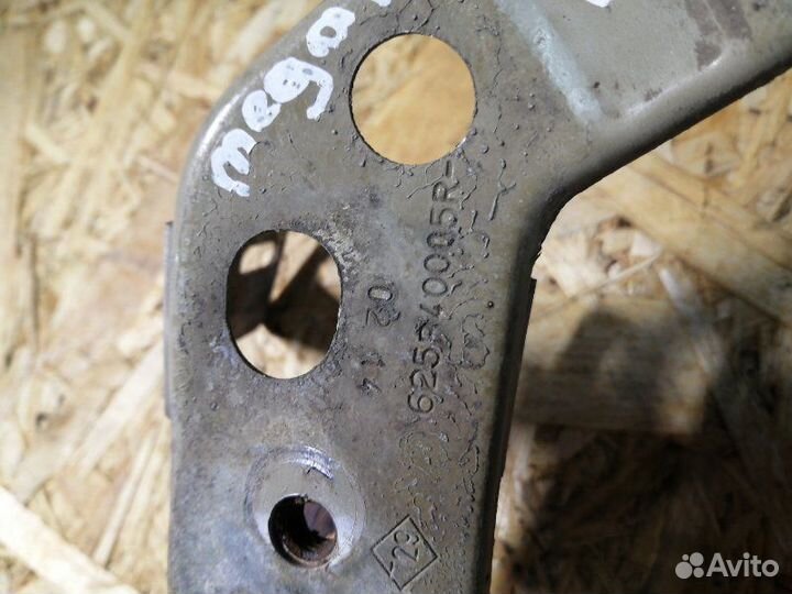 Кронштейн радиатора правый Renault Megane 3