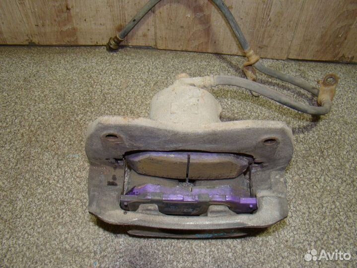 Суппорт передний правый Toyota RAV4 (XA30)