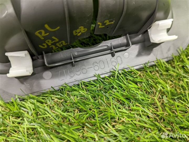 Заглушка крепления сидений задняя левая Toyota