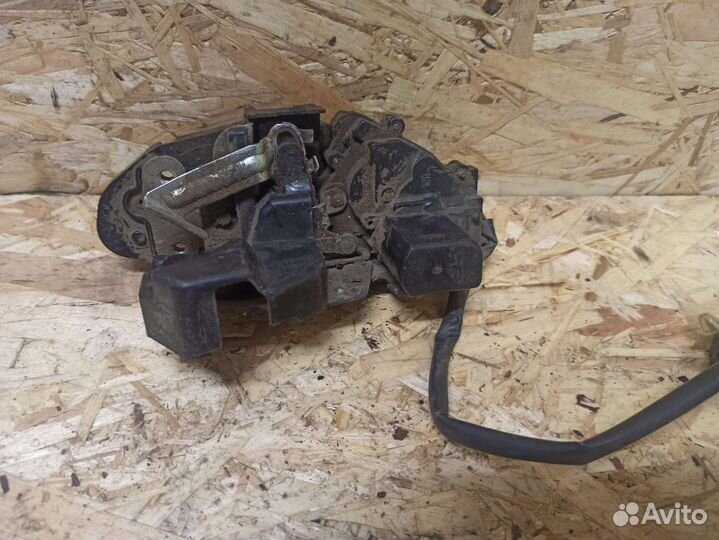 Замок двери задний правый Kia Spectra