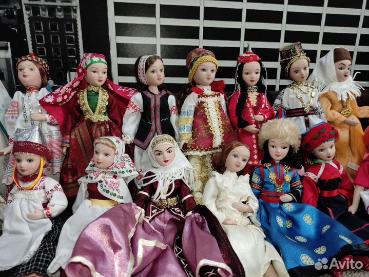 Фарфоровые куклы в костюмах народов мира