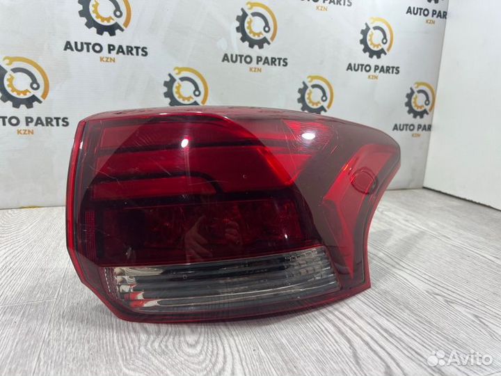 Фонарь задний правый Mitsubishi Outlander 3 4J12