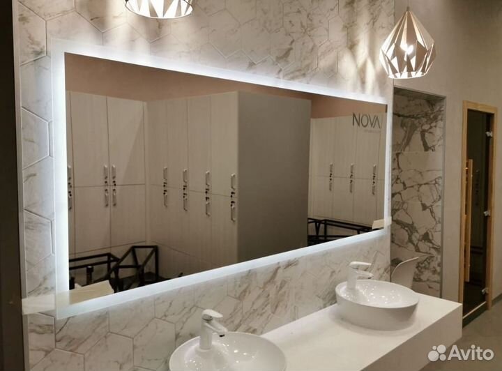 Большое зеркало с подсветкой