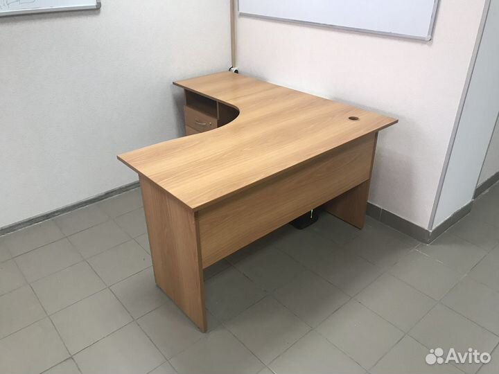 2 угловых стола с тумбочками 2правых