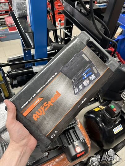 Заклепочник для резьбовых заклепок в кейсе AV Stee