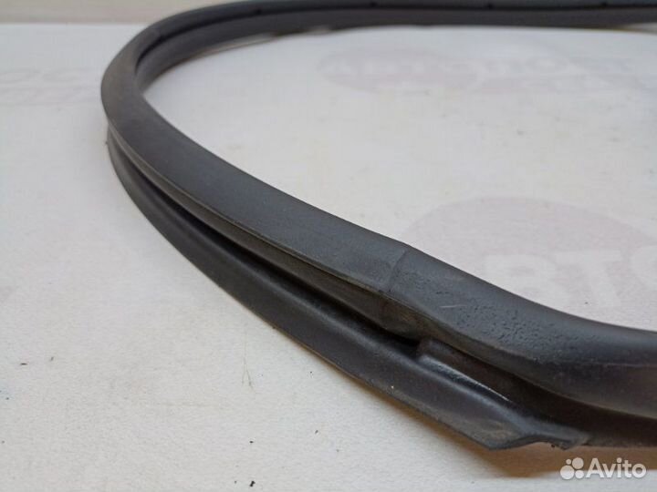 Уплотнительная резинка боковой двери передняя