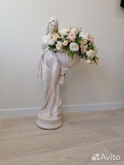 Девушка статуя с букетом