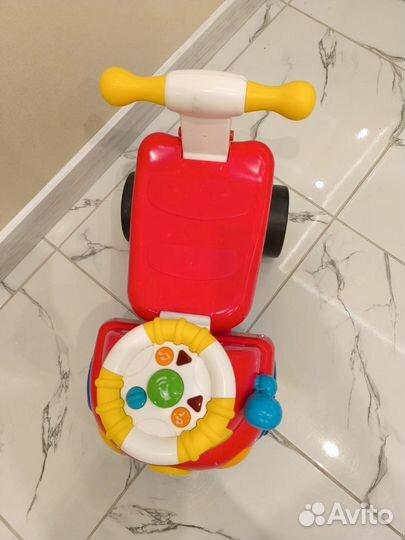 Машинка толокар с ручкой