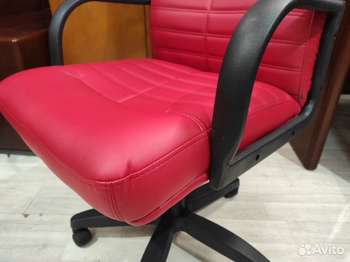 Кресло руководителя Орман (экокожа красный). Новый