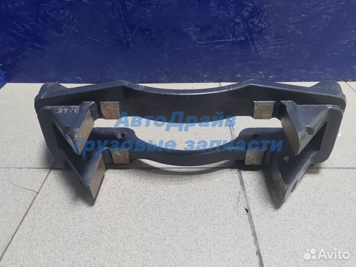 Скоба суппорта Мерседес Аксор 22.5