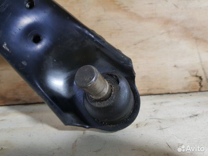 Рычаг подвески прав. перед. mazda axela