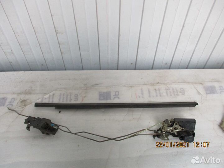 Замок правой задней дверьи шеврале авео хетчбек 08