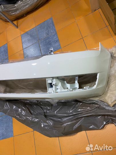 Бампер передний Skoda rapid белый