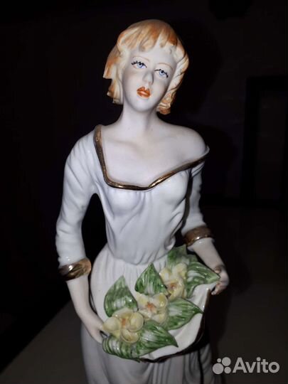 Фарфоровая статуэтка винтаж Европа