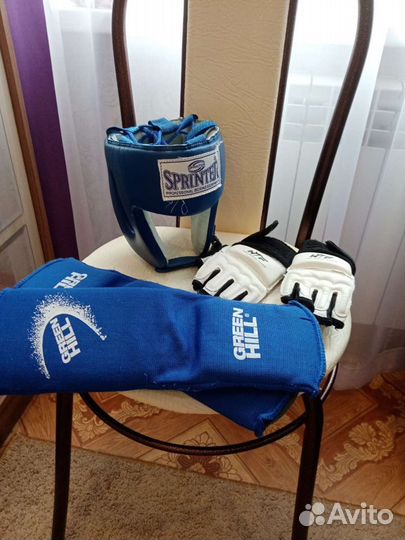 Щитки, шлем, перчатки