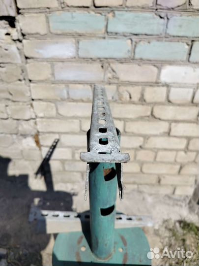 Подставки для полок металлические