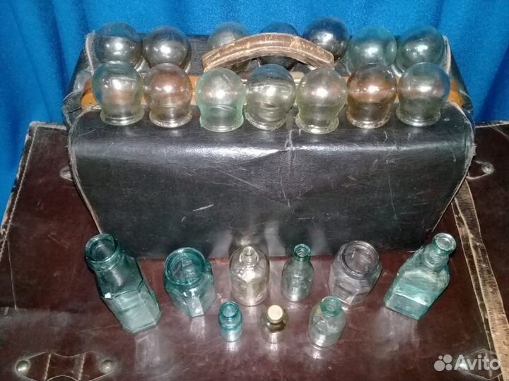 Саквояж доктора Айболита с мед банками и склянками