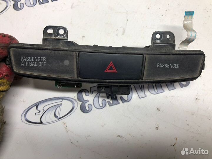 Кнопка аварийной сигнализации Mitsubishi Lance 10