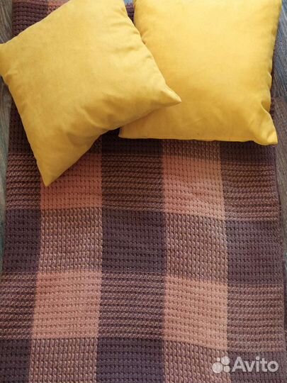 Плед. Жёлтые подушки. Аренда для фотосессии