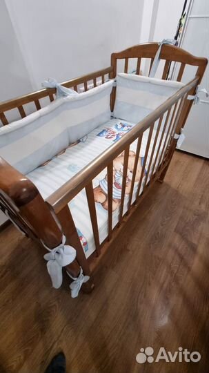Детская кроватка с маятником, матрасом и бортиками